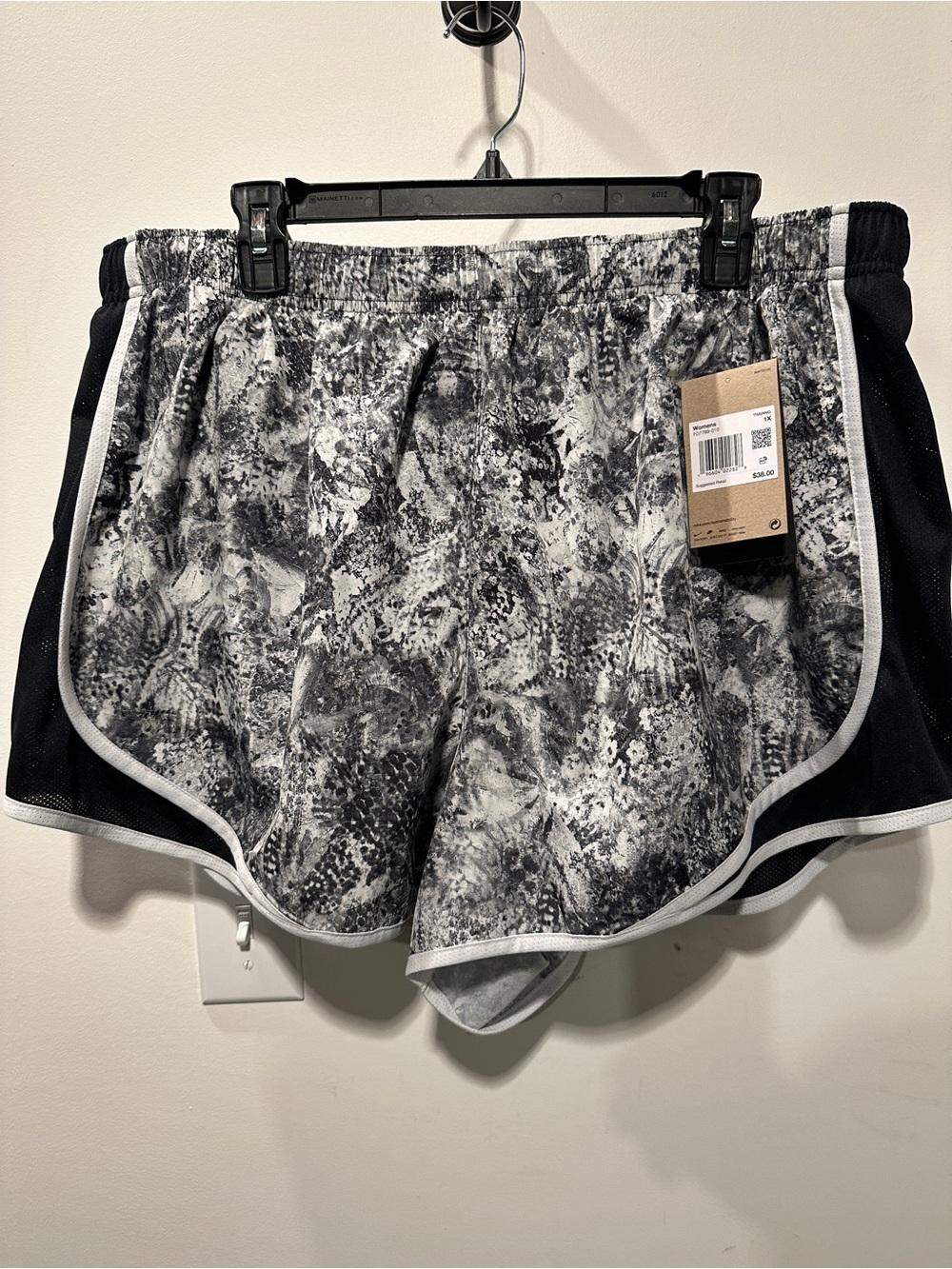 NEW With Tags Nike Women's Black & Gray Abstract Print Running Shorts 1X